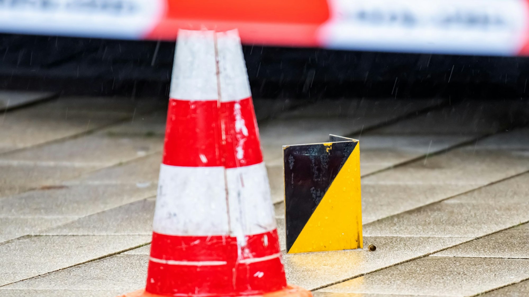 Patronenhülsen liegen neben einer Pylone in einer Fußgängerzone.