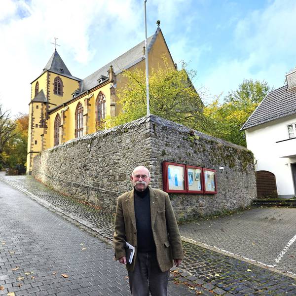 Pfarrer Philipp Cuck aus Schleiden steht vor der Schlosskirche