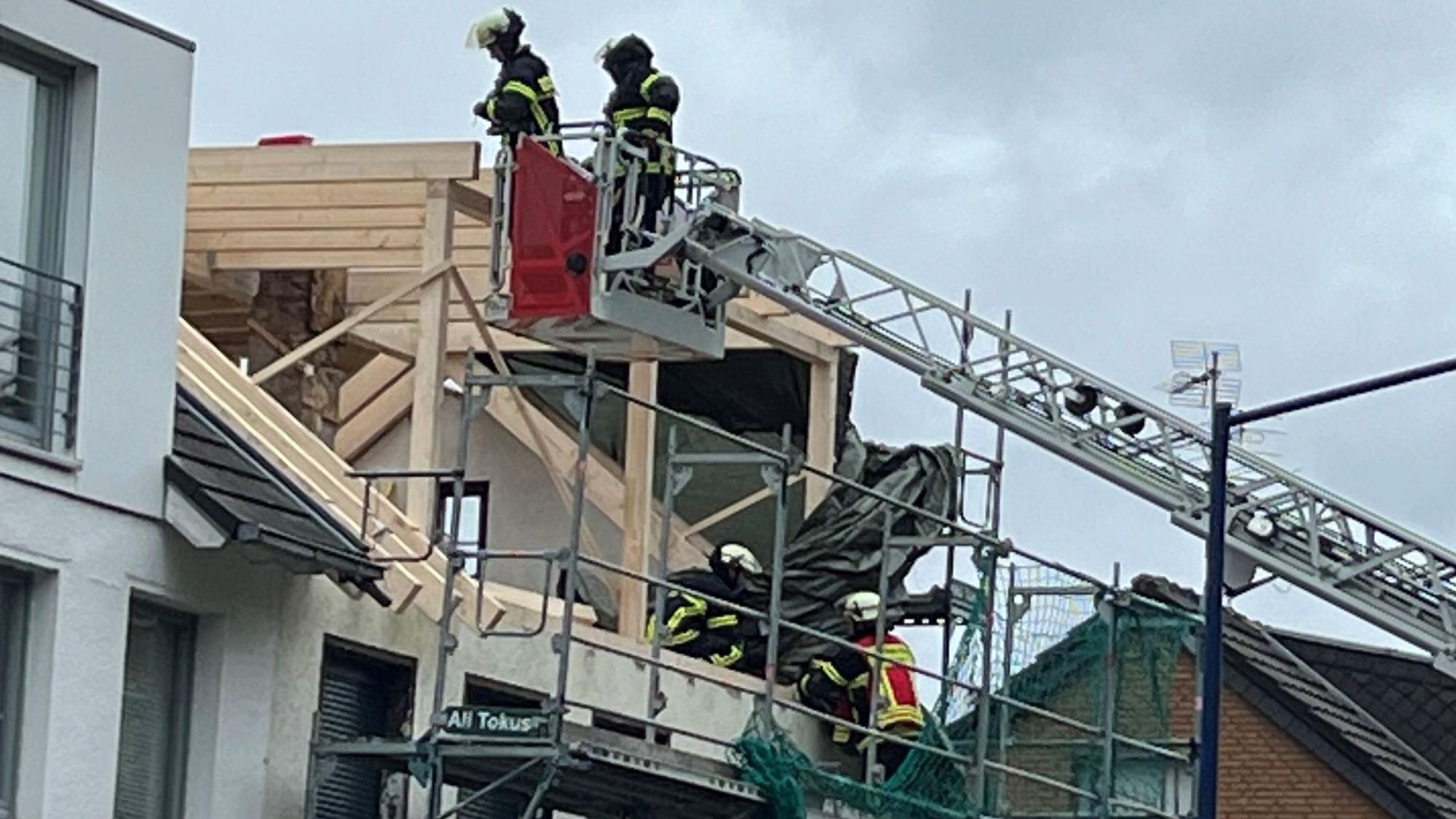 Das Bild zeigt mehrere Feuerwehrmänner in einem Rohbau.