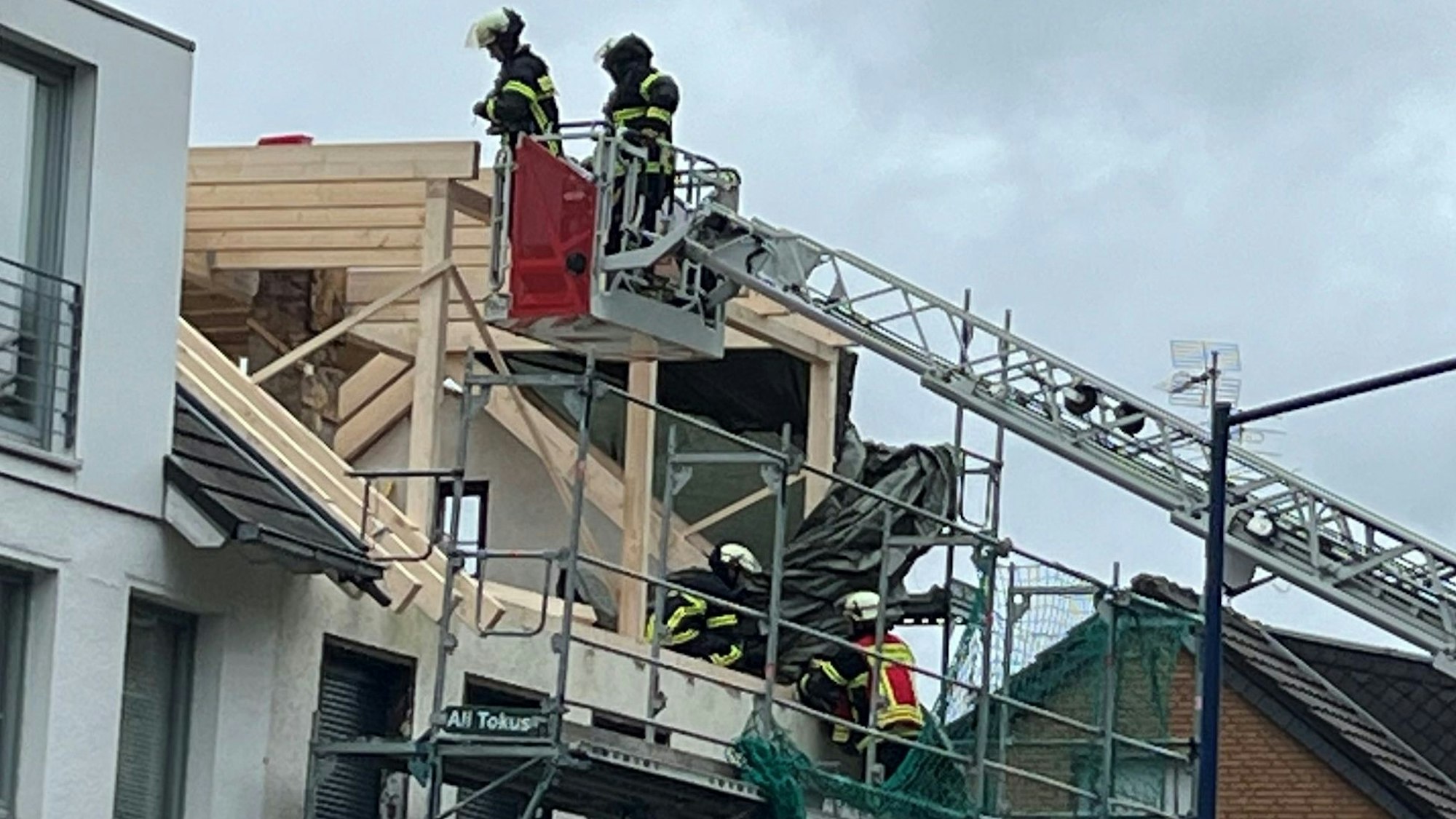 Das Bild zeigt mehrere Feuerwehrmänner in einem Rohbau.