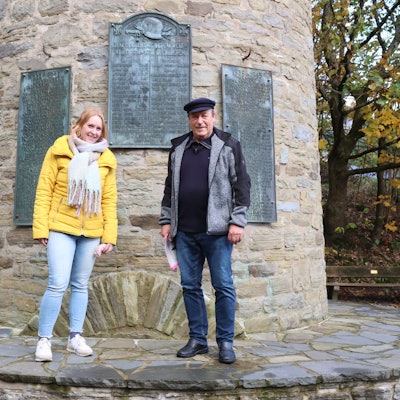 Vor dem Ehrenmal in Wildbergerhütte stehen Natascha Leienbach und Hans-Günter Weidenbrücher.