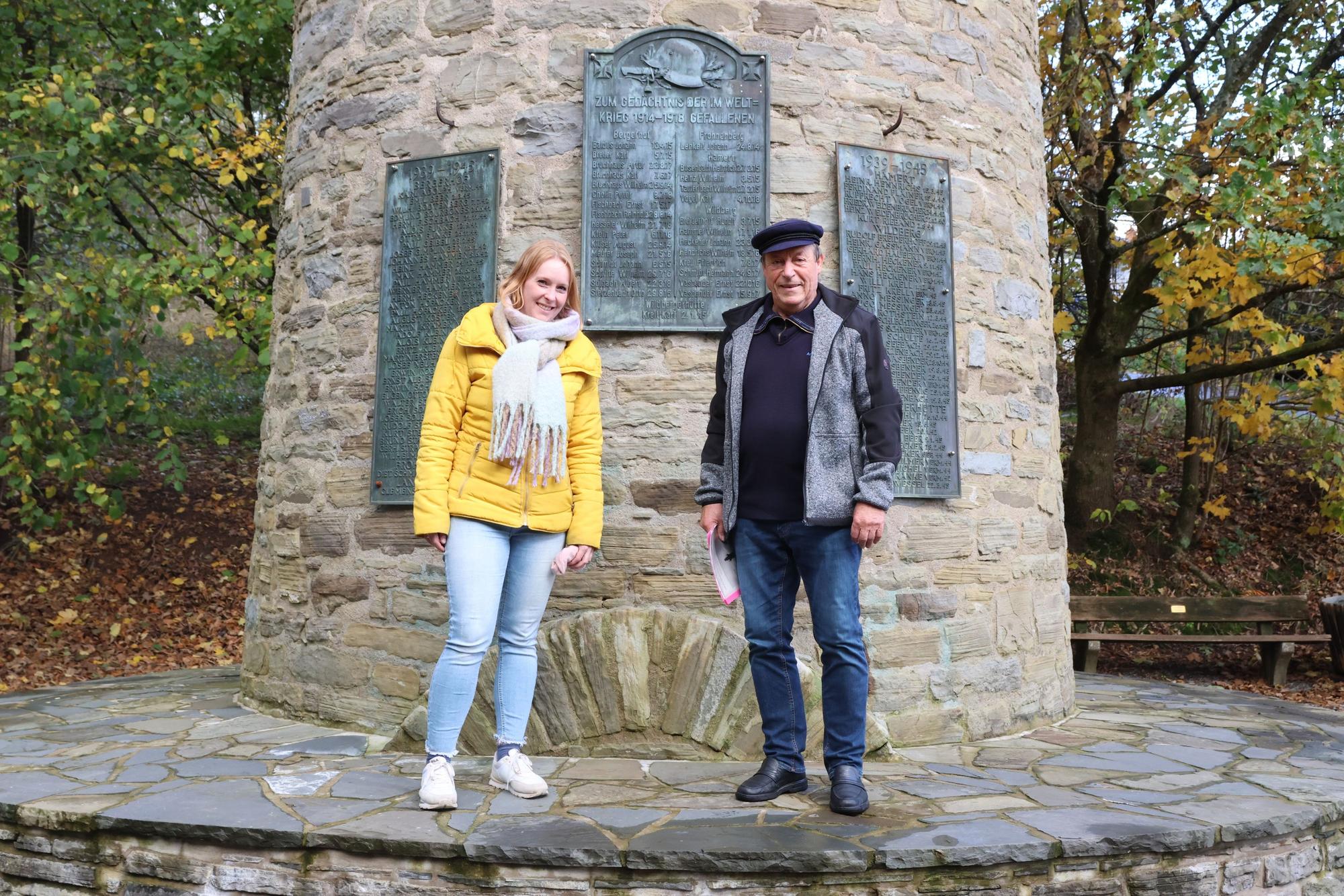 Vor dem Ehrenmal in Wildbergerhütte stehen Natascha Leienbach und Hans-Günter Weidenbrücher.