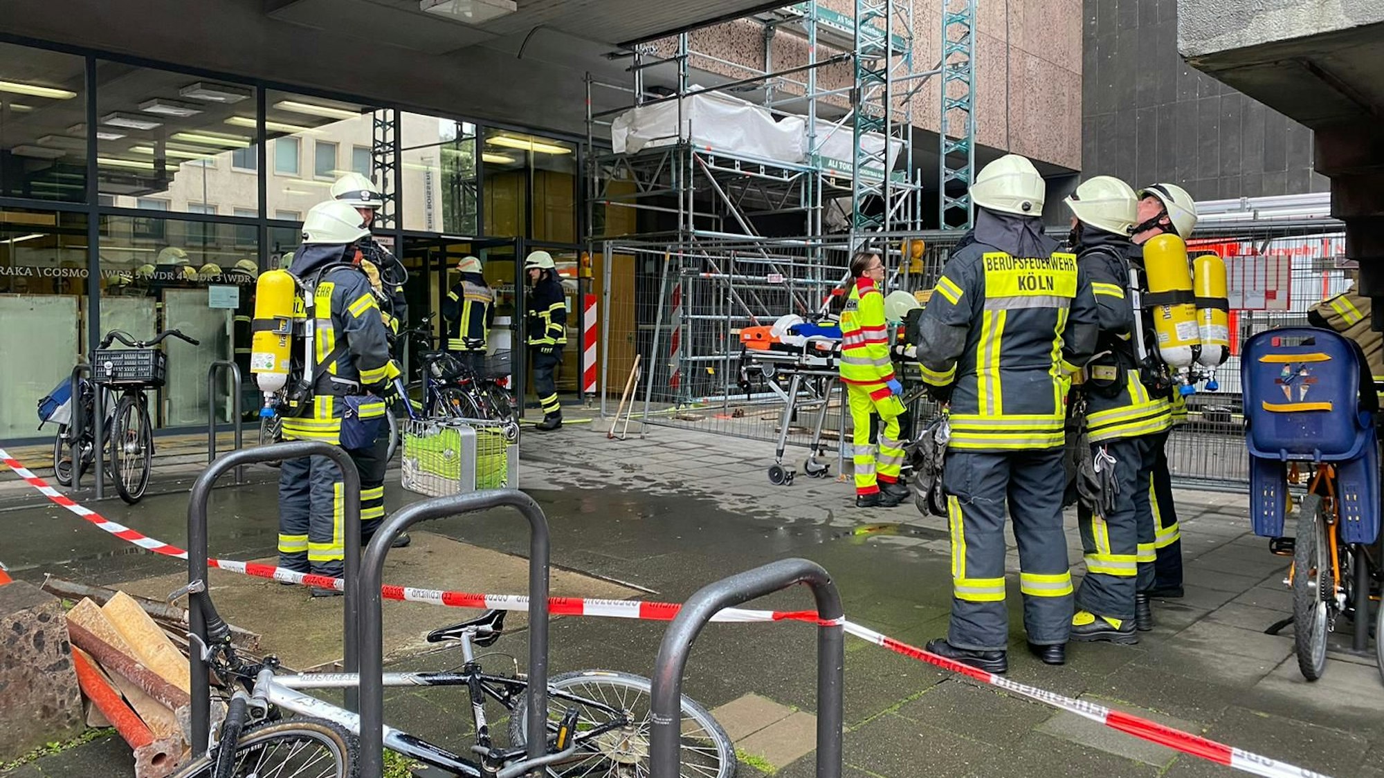 Das Feuer im WDR-Archivgebäude war laut Feuerwehr um kurz vor 13 Uhr unter Kontrolle.