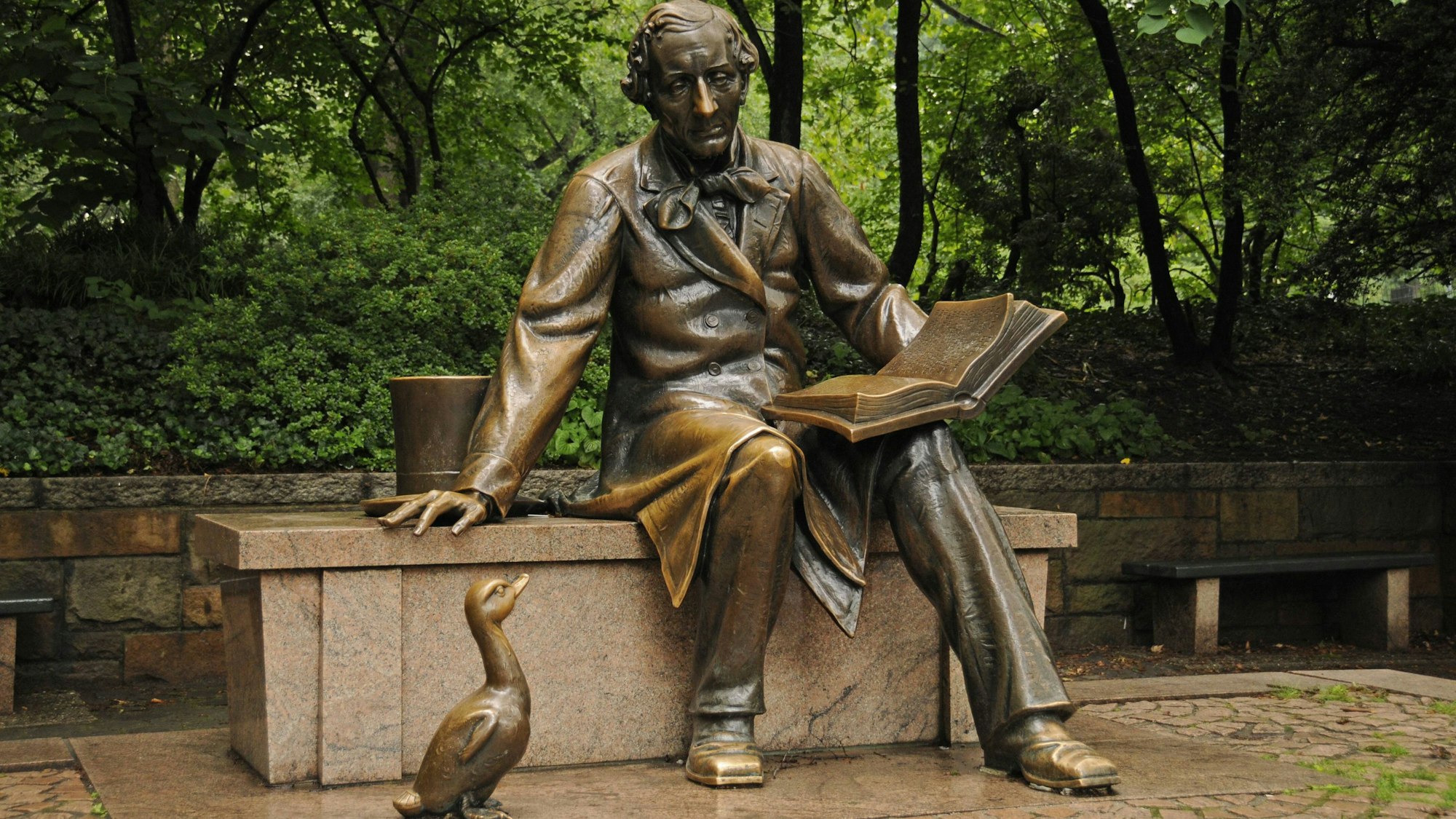 Bildnummer: 55620976 Datum: 03.07.2011 Copyright: imago/Hohlfeld
Das bronzene Denkmal des dänischen Schriftstellers Hans Christian Andersen im Central Park in Manhattan in New York. Andersens Statue sitzt mit aufgeschlagenem Buch auf einer Bank. Unter ihm sitzt eine Ente, die ihn anschaut.