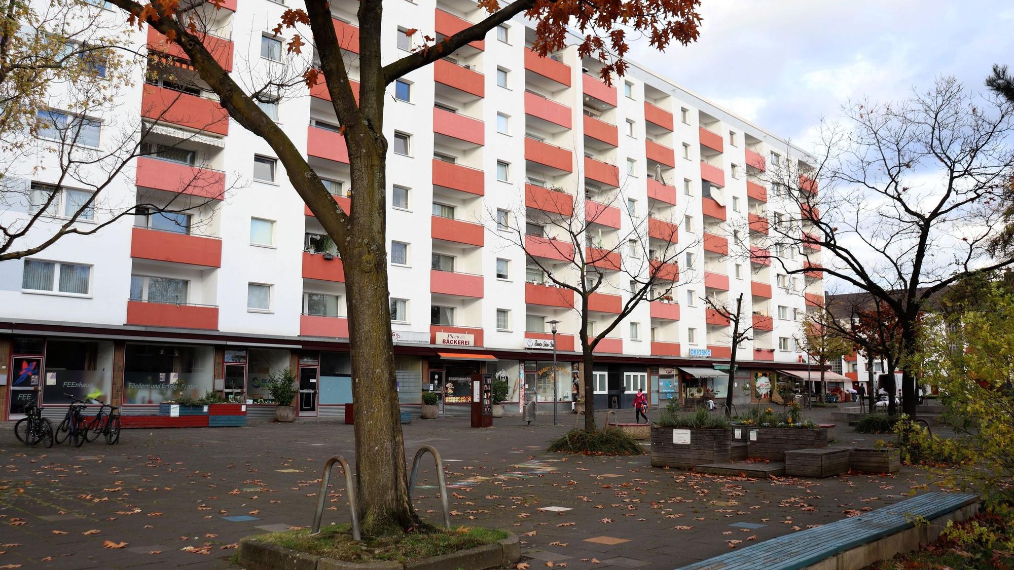 Vor einem Hochhaus mit roten Balkonen liegt der Picco-Platz.