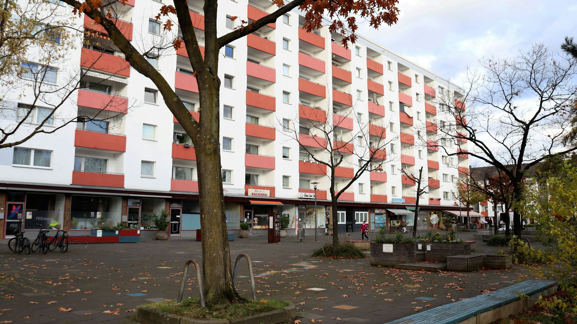Vor einem Hochhaus mit roten Balkonen liegt der Picco-Platz.