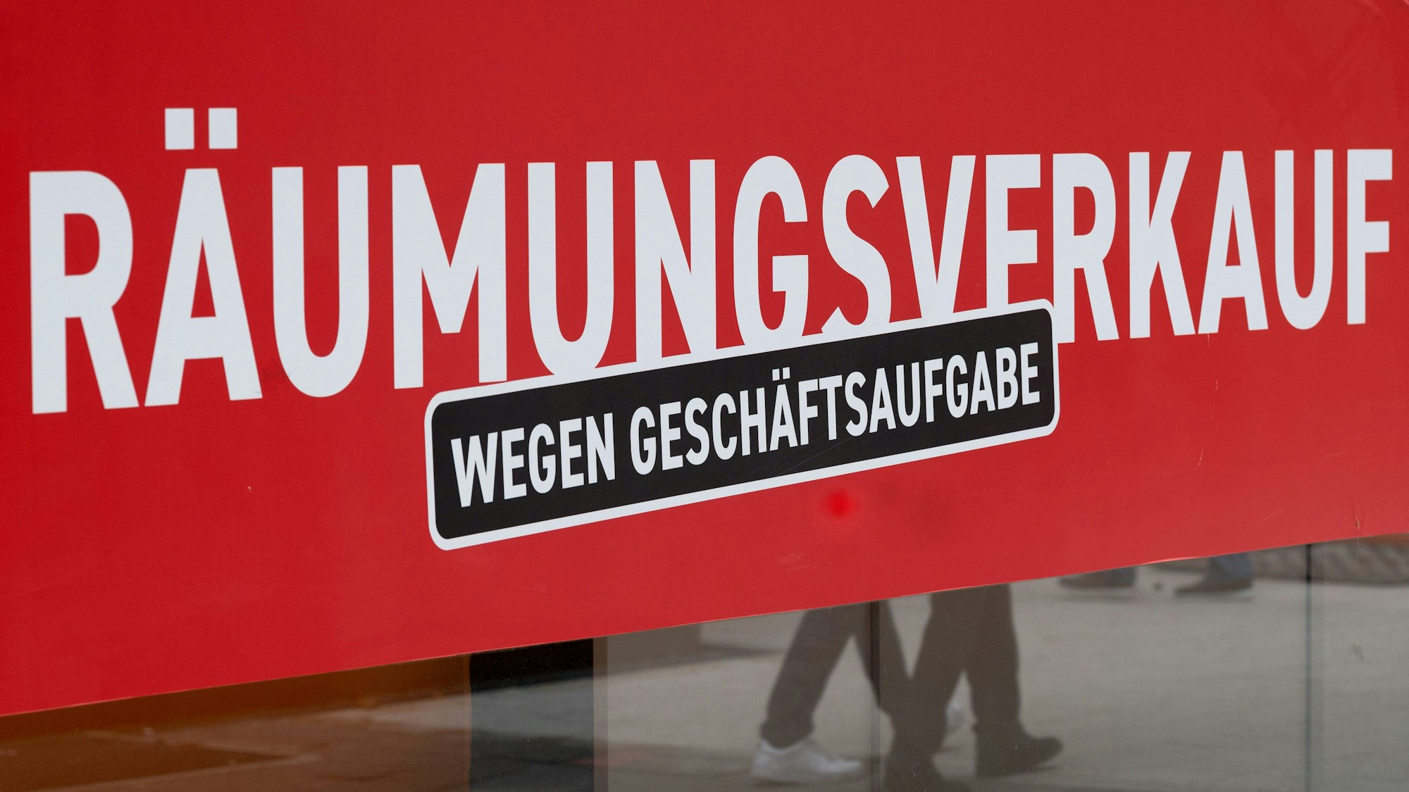 Ein Schild mit dem Hinweis „Räumungsverkauf wegen Geschäftsaufgabe“ hängt an einem Bekleidungsgeschäft in der Stuttgarter Innenstadt.