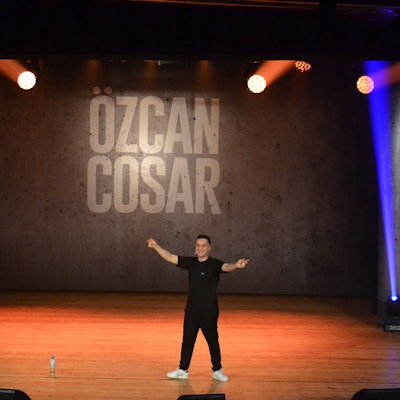 Comedian Özcan Cosar auf der Bühne des Euskirchener Stadttheaters.