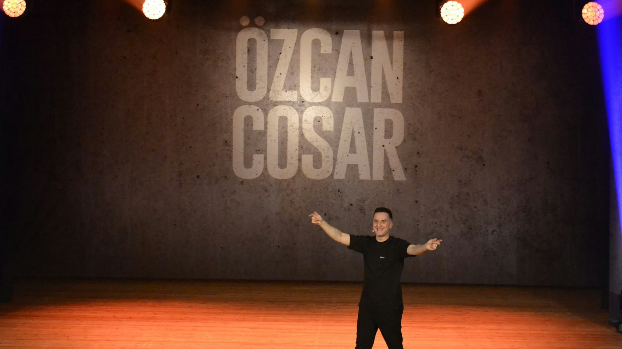 Comedian Özcan Cosar auf der Bühne des Euskirchener Stadttheaters.