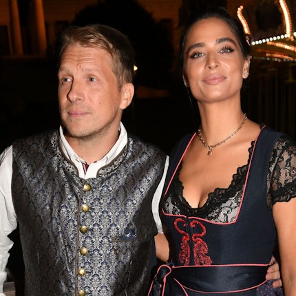 Der Comedian Oliver Pocher und seine Frau Amira feiern beim Almauftrieb" vor dem Käfer-Zelt auf dem Oktoberfest.