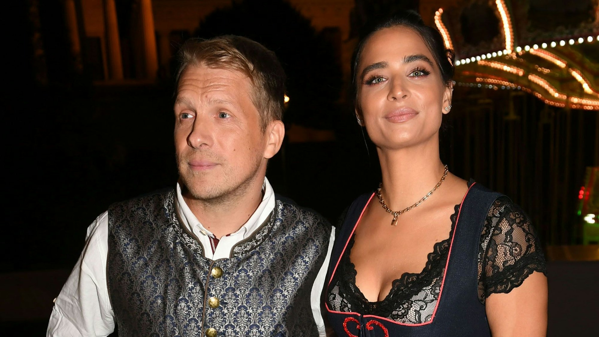 Der Comedian Oliver Pocher und seine Frau Amira feiern beim Almauftrieb" vor dem Käfer-Zelt auf dem Oktoberfest.