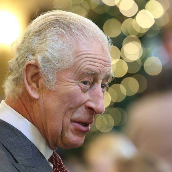 König Charles III. lächelt während seiner Feier in Highgrove Gardens in Tetbury am Vorabend seines 75. Geburtstages.