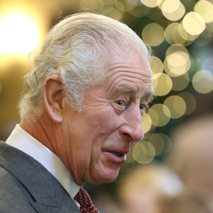 König Charles III. lächelt während seiner Feier in Highgrove Gardens in Tetbury am Vorabend seines 75. Geburtstages.