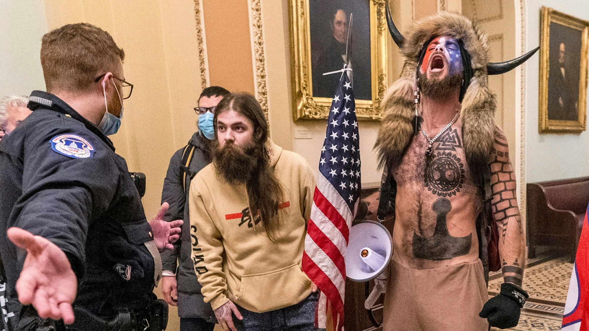 Der als „Q-Anon-Schamane“ bekannt gewordene Jacob Chansley (r.) wurde beim Sturm auf das US-Kapitol vielfach abgebildet. Nun will er bei den US-Kongresswahlen 2024 antreten. (Archivbild)