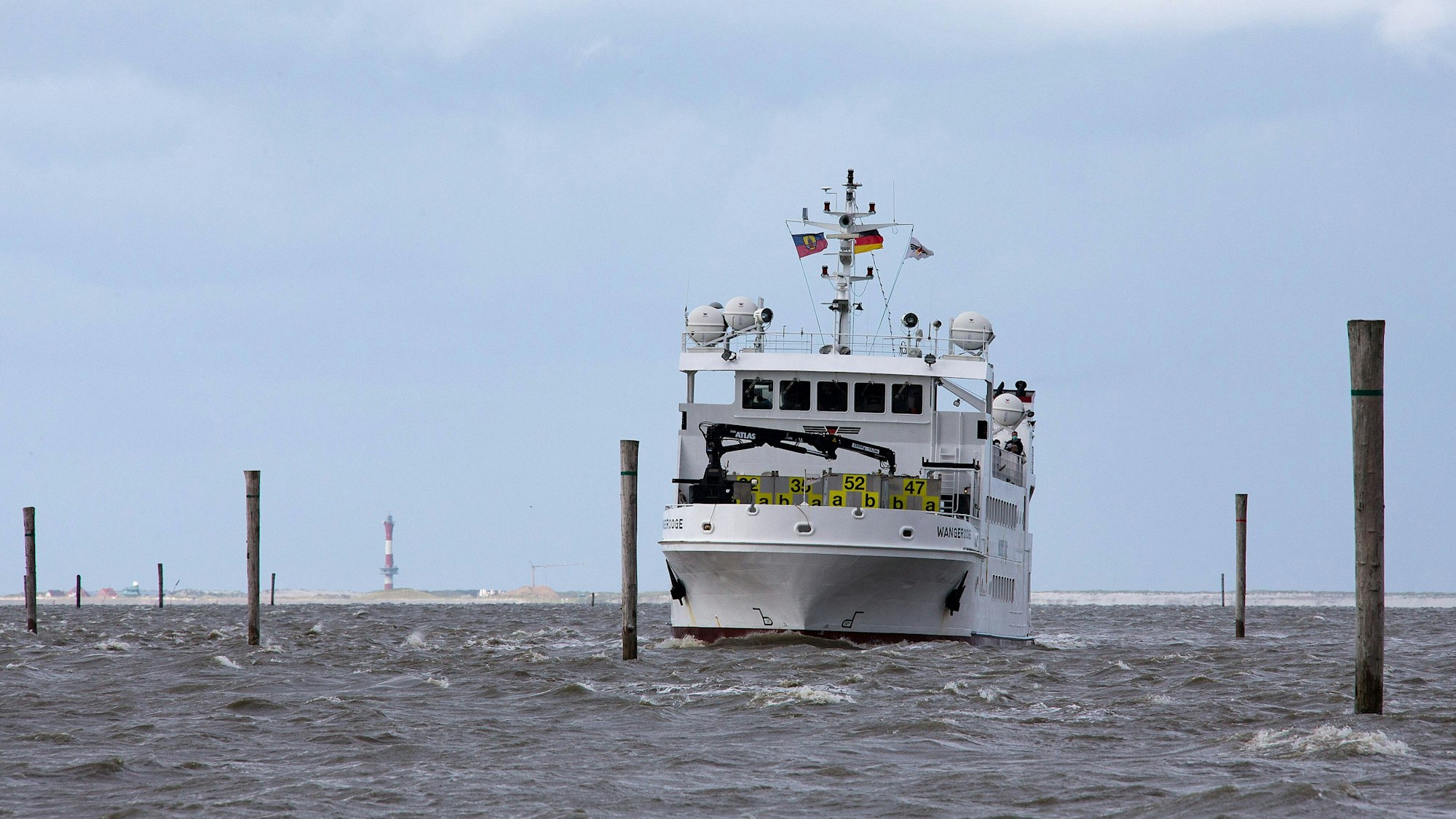 Die Fähre „Wangerooge“ auf dem Weg von Wangerooge nach Harlesiel bei windigem Wetter auf rauer See (Archivbild). Am Montag (14. November) kam es zu einem Zwischenfall.