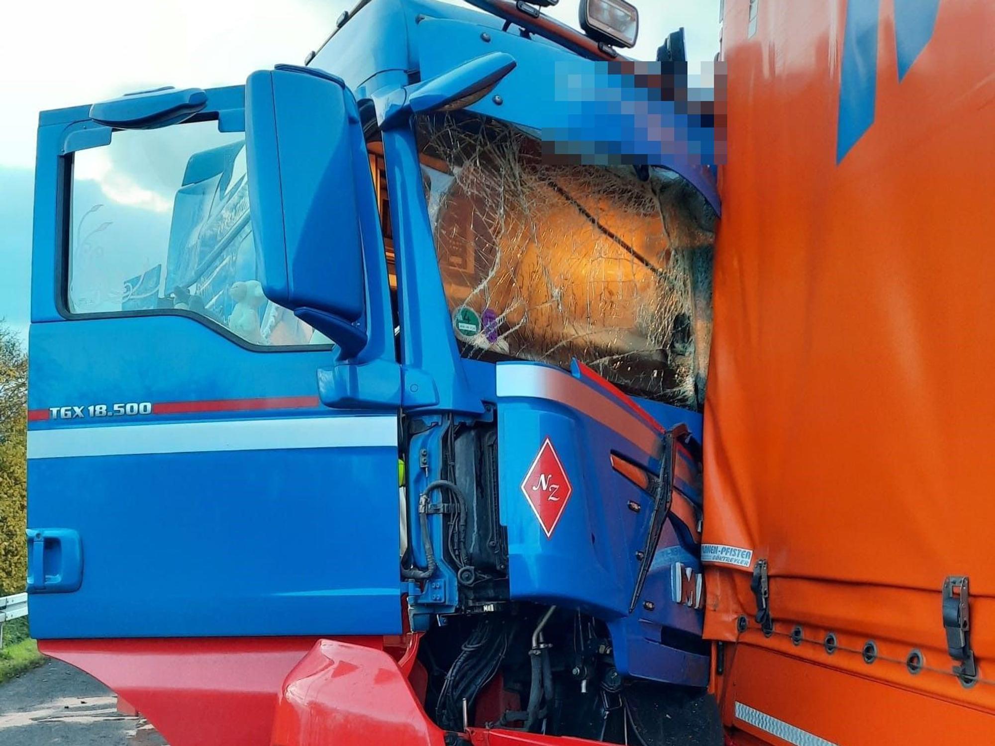 Ein schwer beschädigter Lkw.