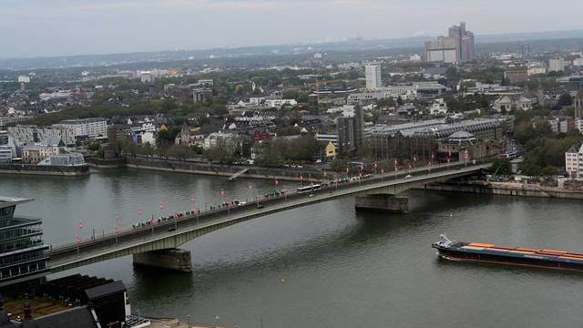 Blick auf die Deutzer Brücke, in der Vorweihnachtszeit wird sie zeitweise für den Verkehr gesperrt.