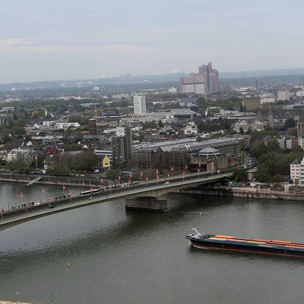 Blick auf die Deutzer Brücke, in der Vorweihnachtszeit wird sie zeitweise für den Verkehr gesperrt.