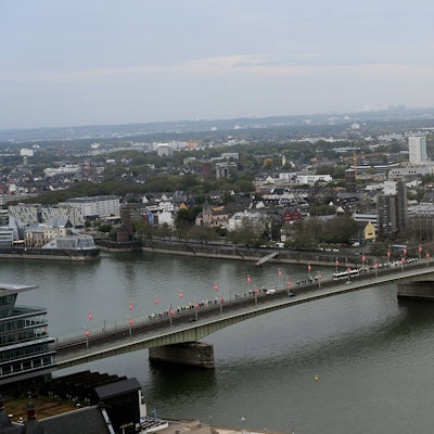 Blick auf die Deutzer Brücke, in der Vorweihnachtszeit wird sie zeitweise für den Verkehr gesperrt.