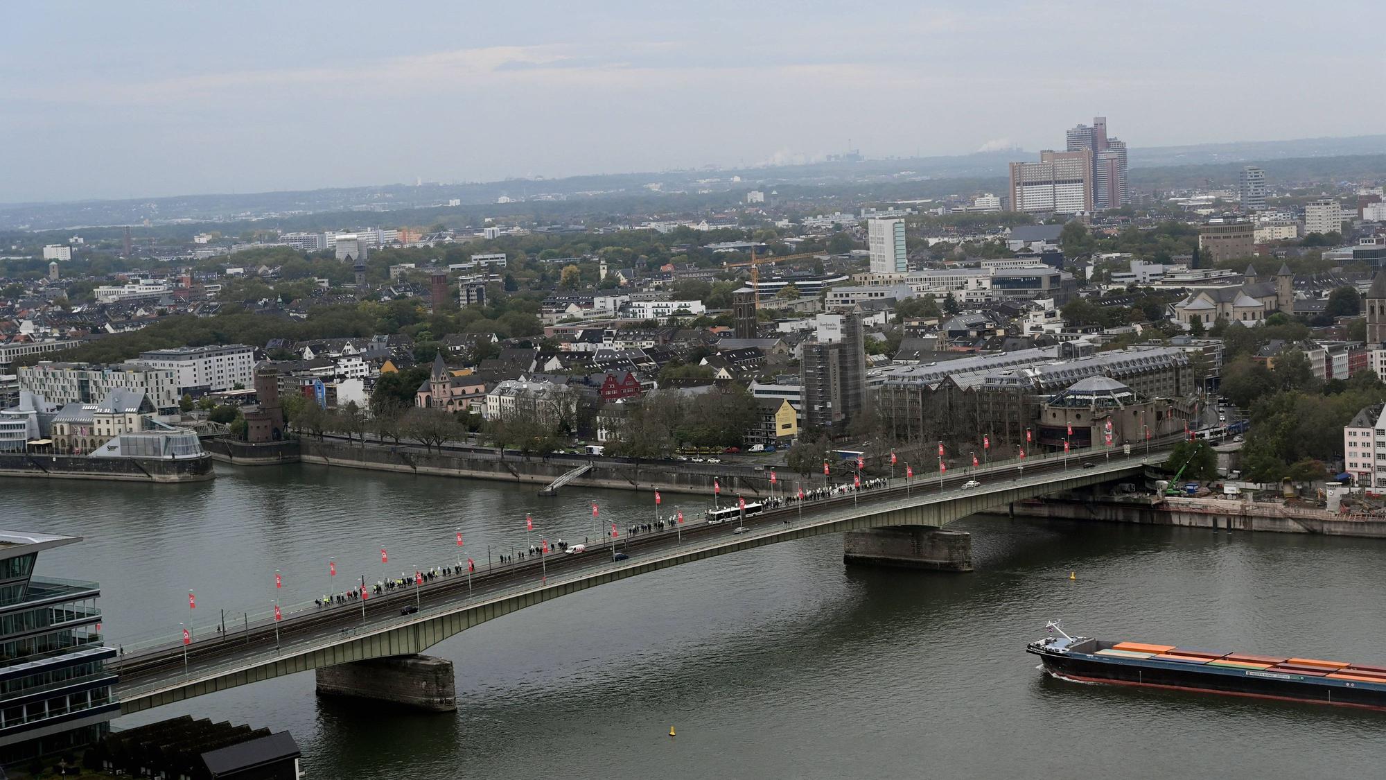 Blick auf die Deutzer Brücke, in der Vorweihnachtszeit wird sie zeitweise für den Verkehr gesperrt.