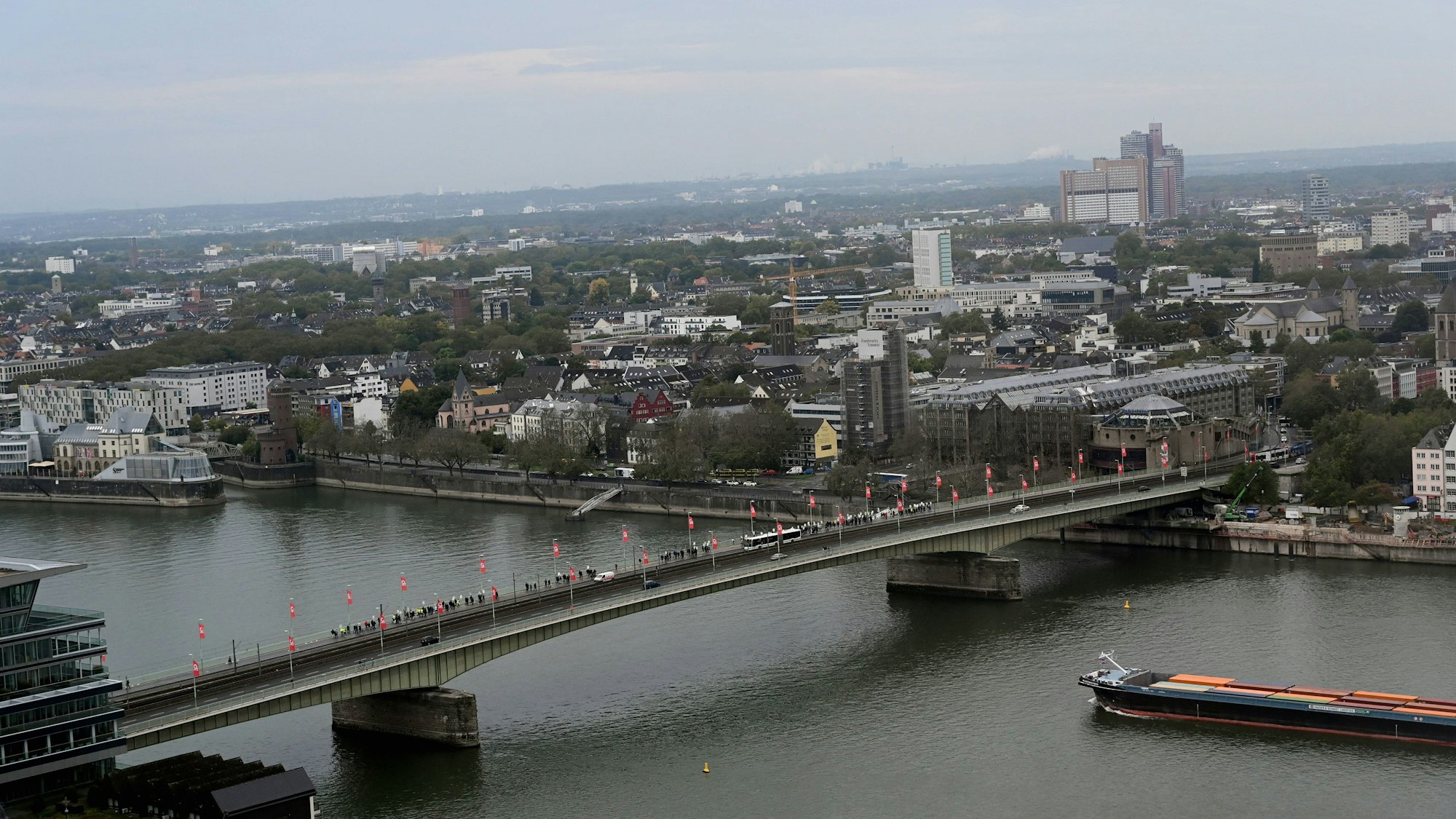 Blick auf die Deutzer Brücke, in der Vorweihnachtszeit wird sie zeitweise für den Verkehr gesperrt.