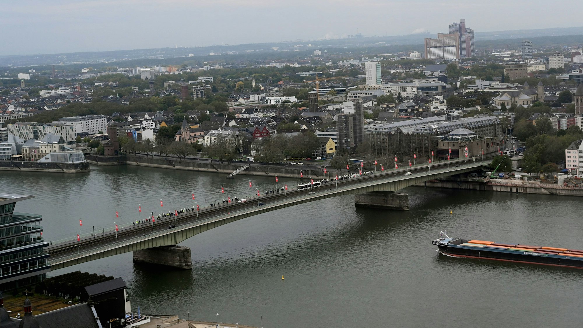 Blick auf die Deutzer Brücke, in der Vorweihnachtszeit wird sie zeitweise für den Verkehr gesperrt.