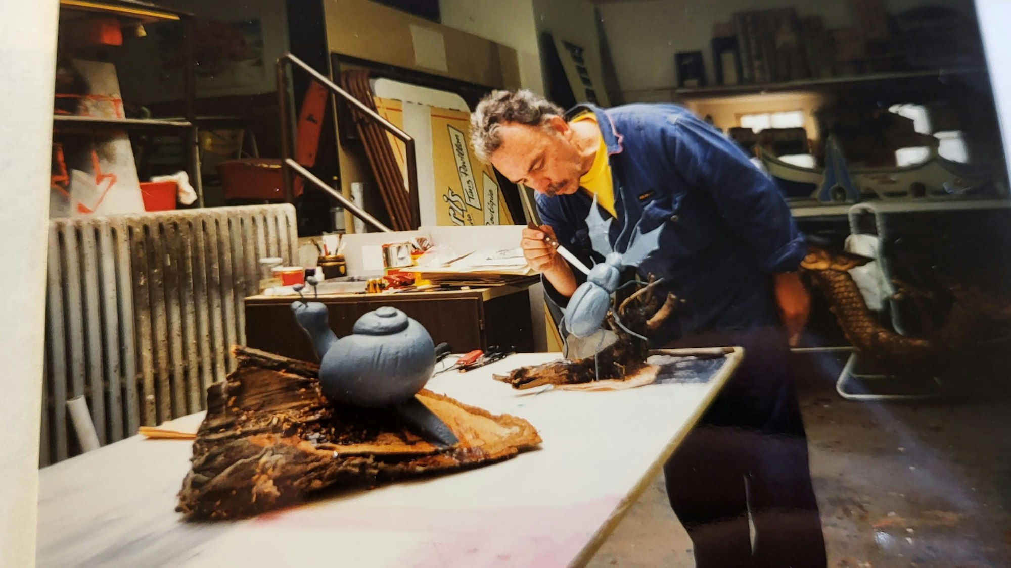 Knut Nobiling arbeitet in der Werkstatt im Phantasialand an Requisiten aus dem Märchenwald.