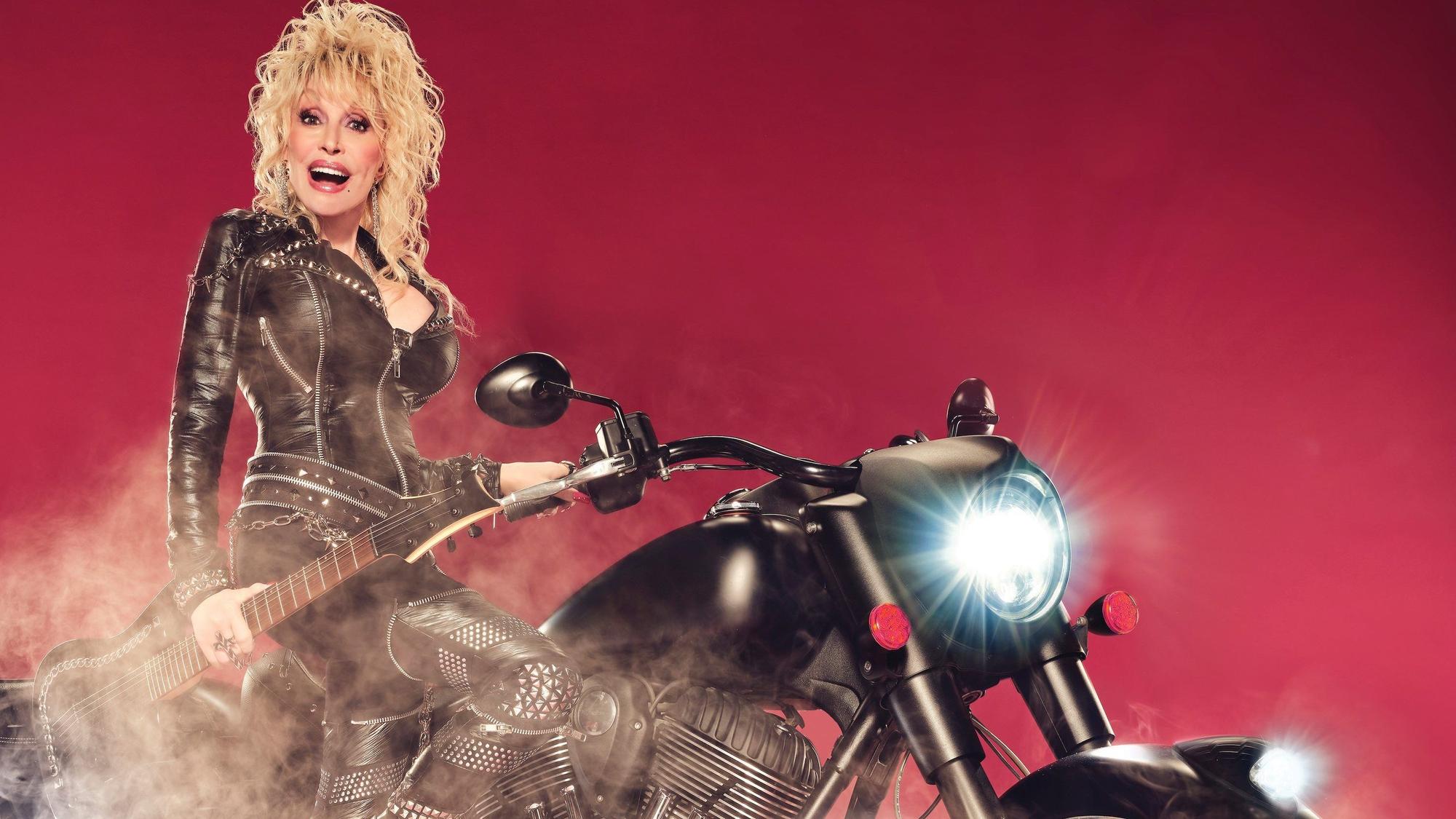 US-Ikone Dolly Parton sitzt auf einem Motorrad. Ihr neues Album "Rockstar" erscheint am 17.November 2023.