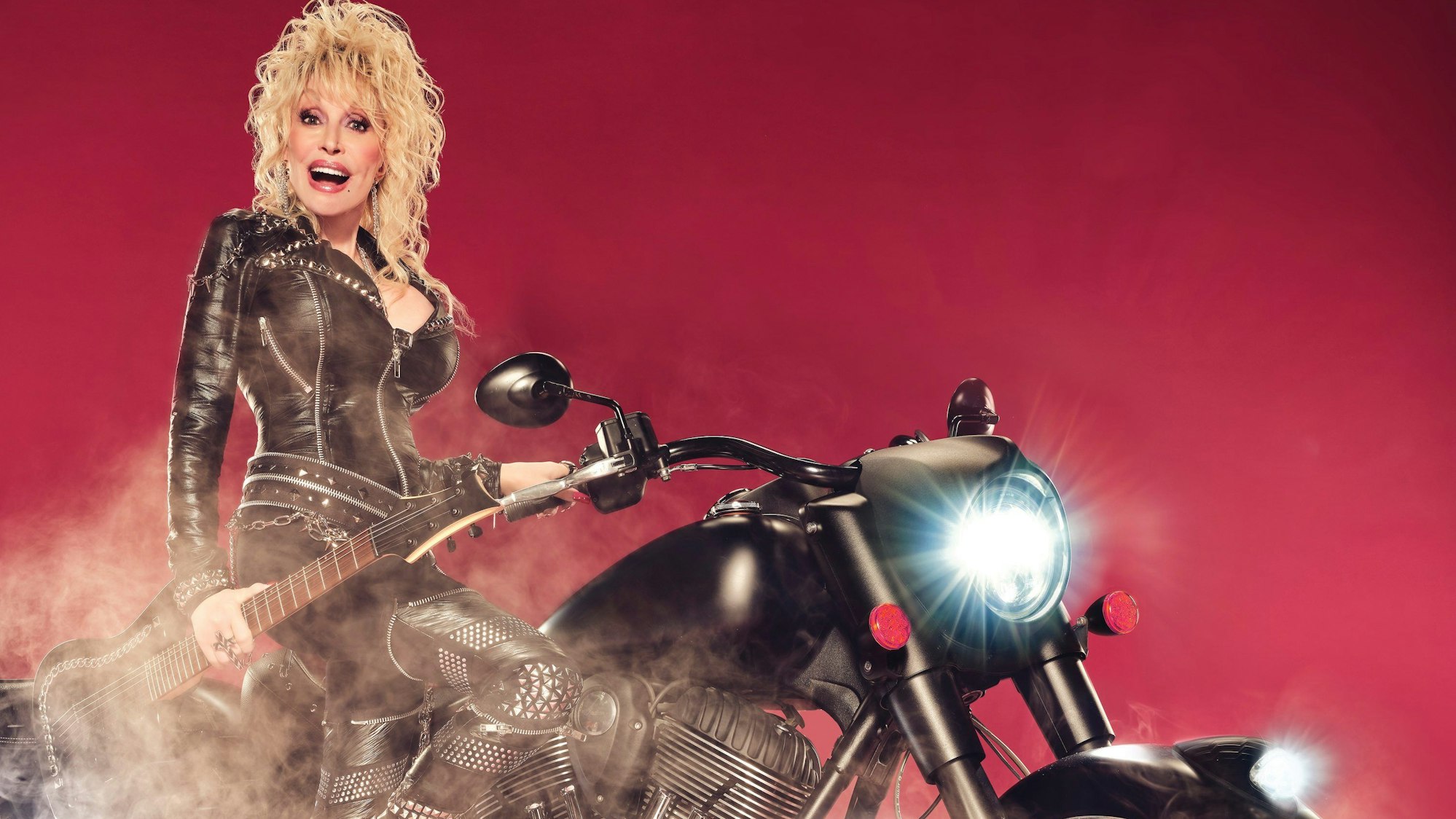 US-Ikone Dolly Parton sitzt auf einem Motorrad. Ihr neues Album "Rockstar" erscheint am 17.November 2023.