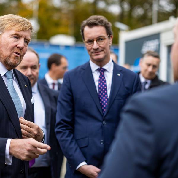König Willem-Alexander der Niederlande (2.v.l.) und NRW-Ministerpräsident Hendrik Wüst unterhalten sich auf dem Gelände des ZBT der Universität Duisburg-Essen.