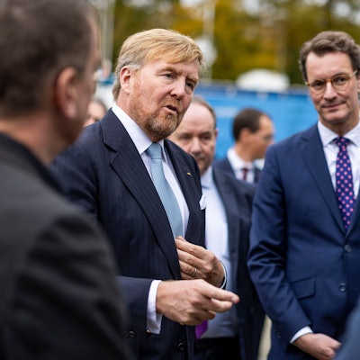 König Willem-Alexander der Niederlande (2.v.l.) und NRW-Ministerpräsident Hendrik Wüst unterhalten sich auf dem Gelände des ZBT der Universität Duisburg-Essen.