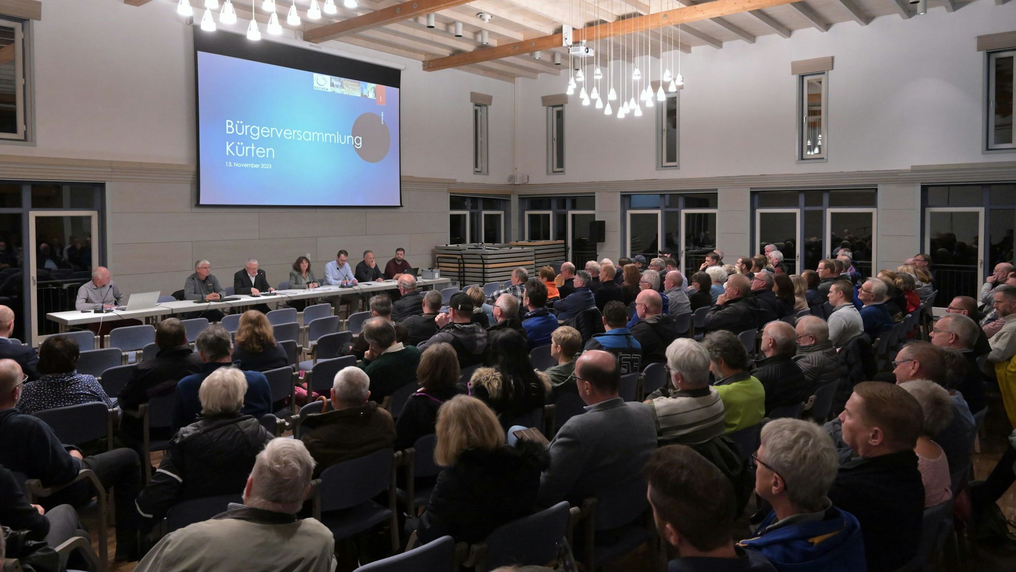 Volle Ränge bei der Versammlung im Bürgerhaus.
