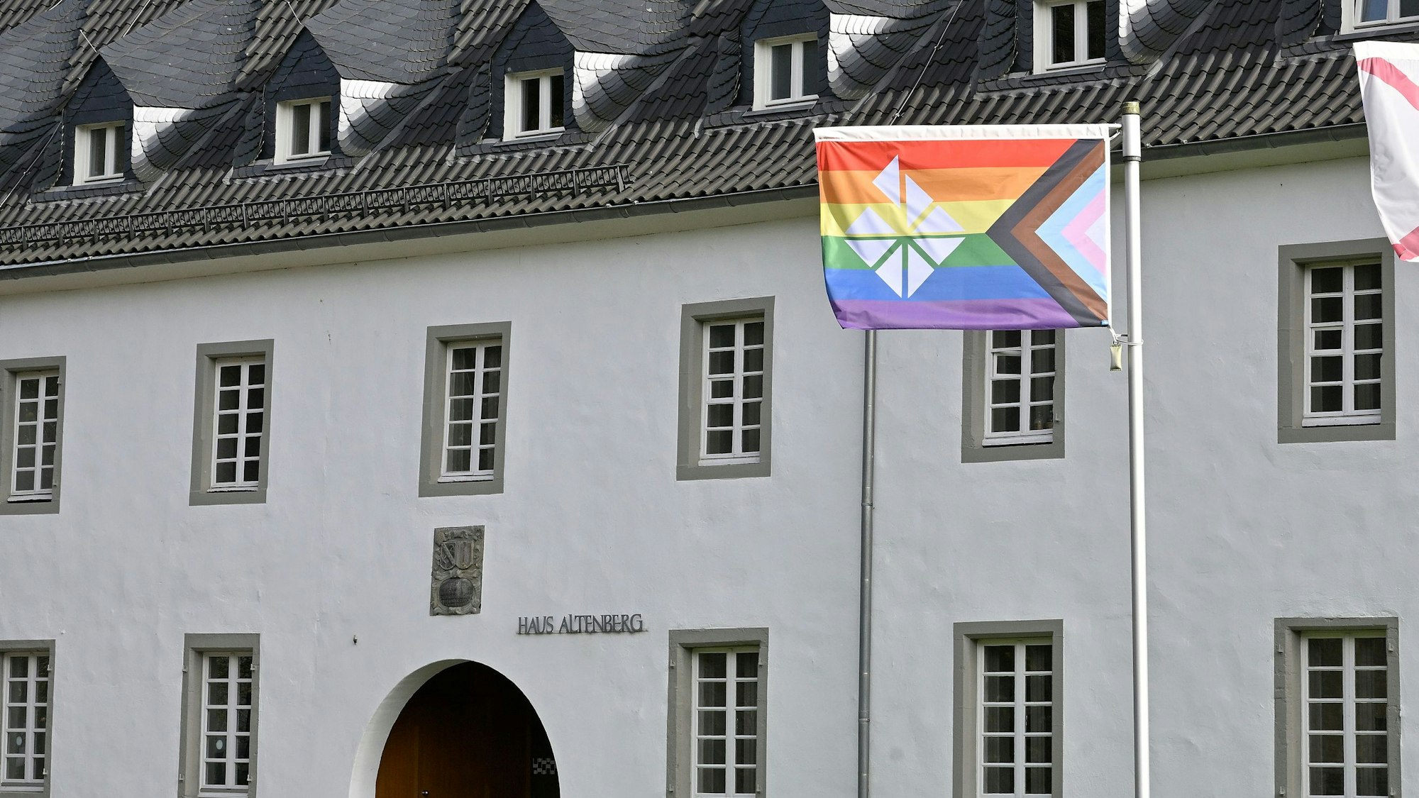 Die Regenbogenfahne weht vor der Jugendbildungsstätte Haus Altenberg