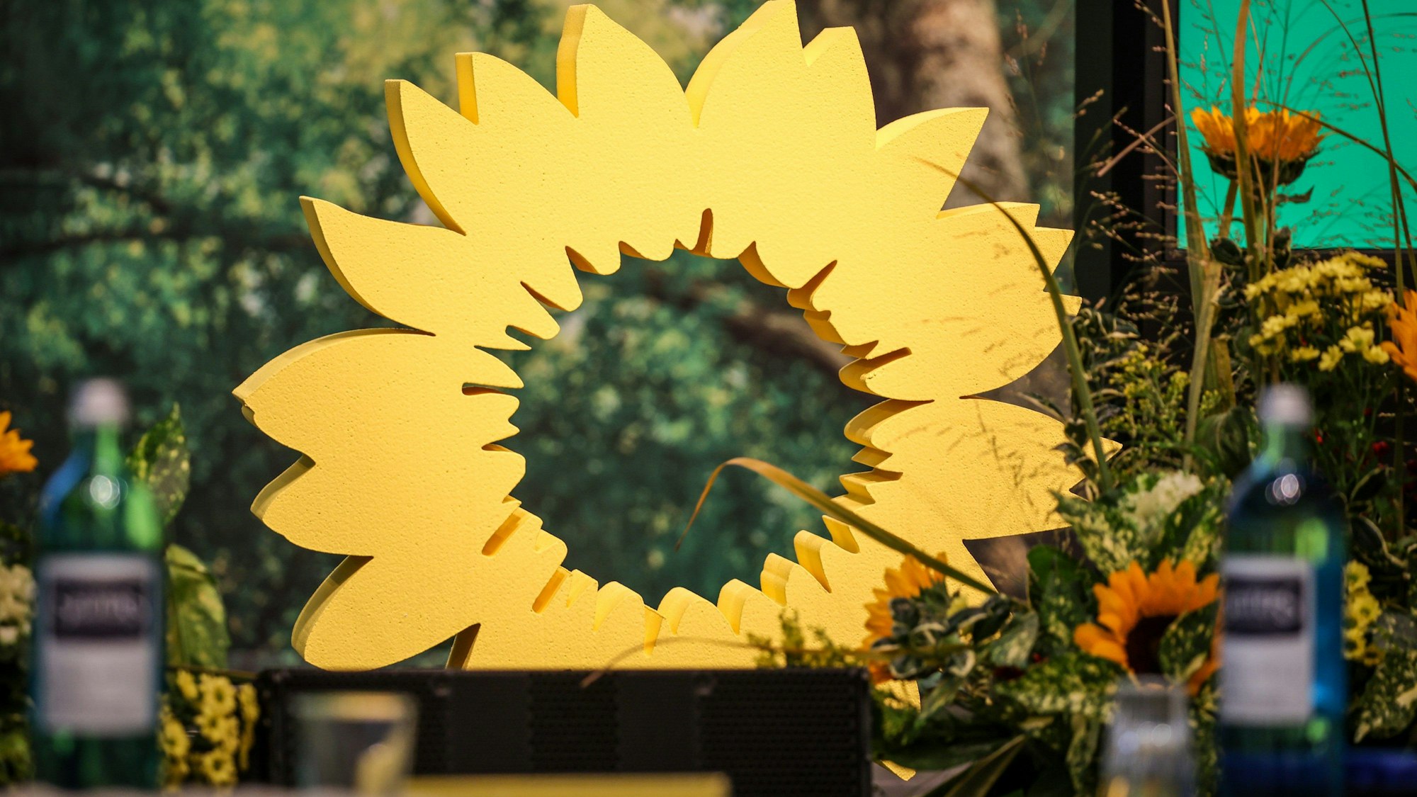 Ein Sonnenblumenlogo steht vor Beginn der Landesdelegiertenkonferenz von Bündnis 90/Die Grünen Niedersachsen auf der Bühne der Stadthalle in Osnabrück.