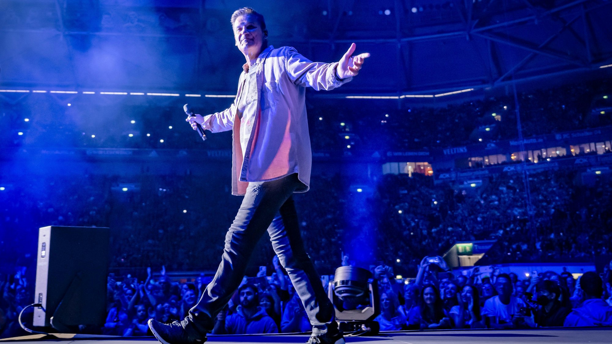 Pur-Sänger Hartmut Engler geht über einen Steg während eines Konterts in Gelsenkirchen zur Bühne.
