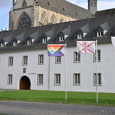 Die Regenbogenfahne weht vor der Jugendbildungsstätte Haus Altenberg.