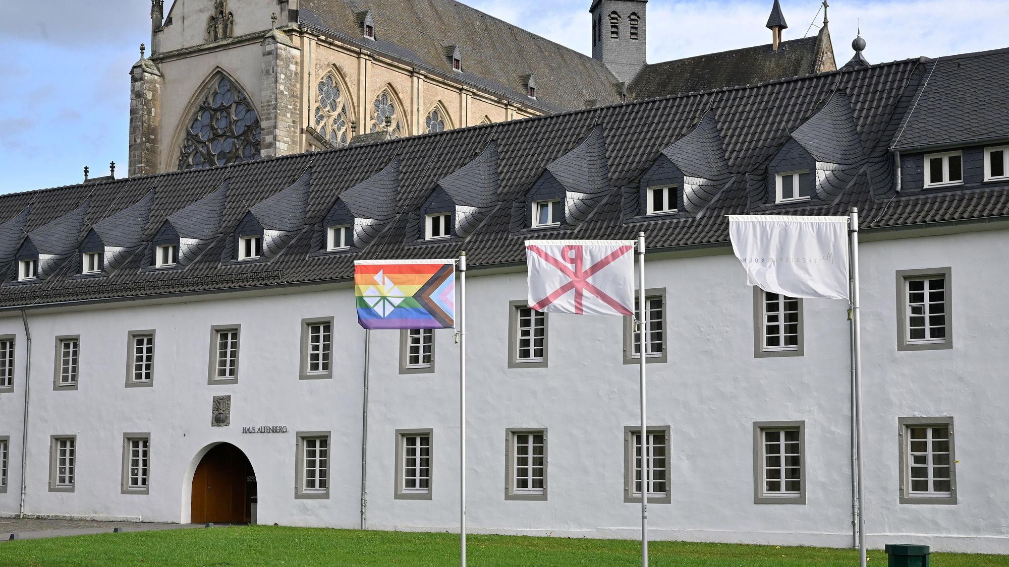 Die Regenbogenfahne weht vor der Jugendbildungsstätte Haus Altenberg.
