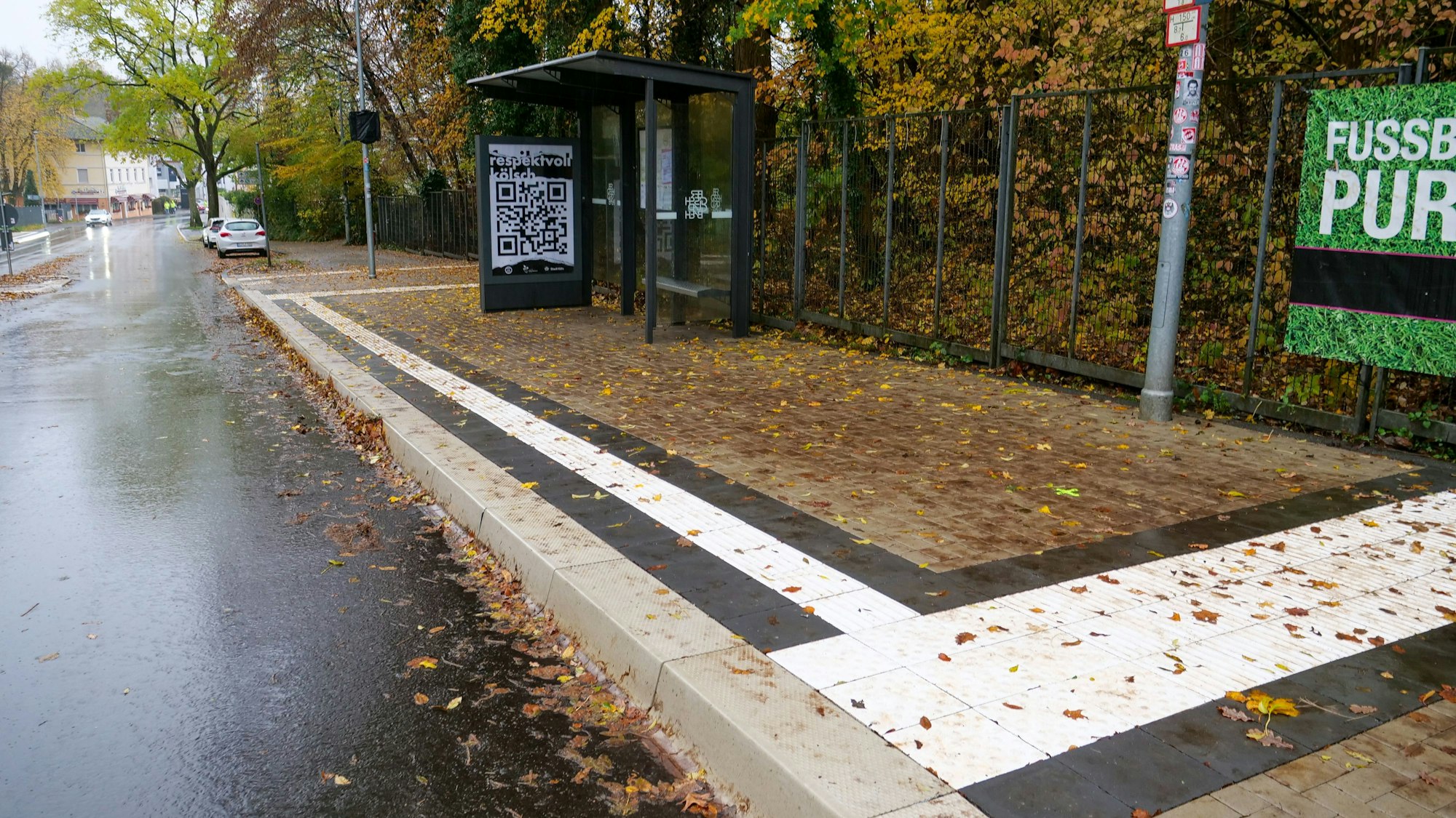 Zu sehen sind das neue Wartehäuschen und die weißen Markierungen auf dem Boden.