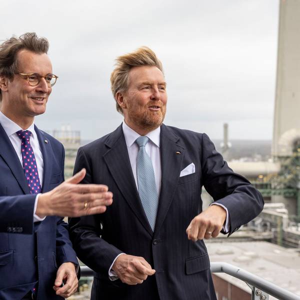 Hendrik Wüst (CDU, l), Ministerpräsident von Nordrhein-Westfalen, und König Willem-Alexander der Niederlande, stehen bei der Besichtigung im Chemiepark Marl auf einer Aussichtsplattform.