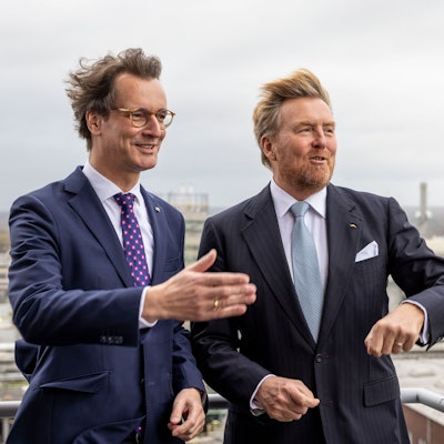 Hendrik Wüst (CDU, l), Ministerpräsident von Nordrhein-Westfalen, und König Willem-Alexander der Niederlande, stehen bei der Besichtigung im Chemiepark Marl auf einer Aussichtsplattform.