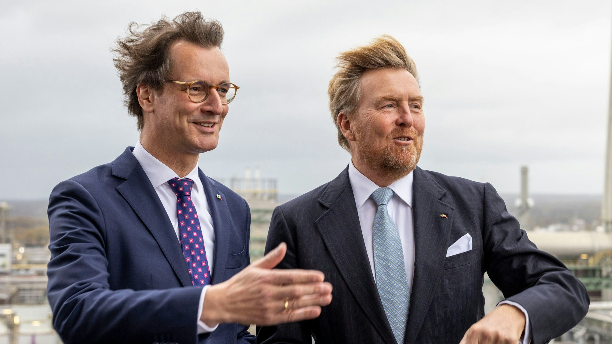 Hendrik Wüst (CDU, l), Ministerpräsident von Nordrhein-Westfalen, und König Willem-Alexander der Niederlande, stehen bei der Besichtigung im Chemiepark Marl auf einer Aussichtsplattform.