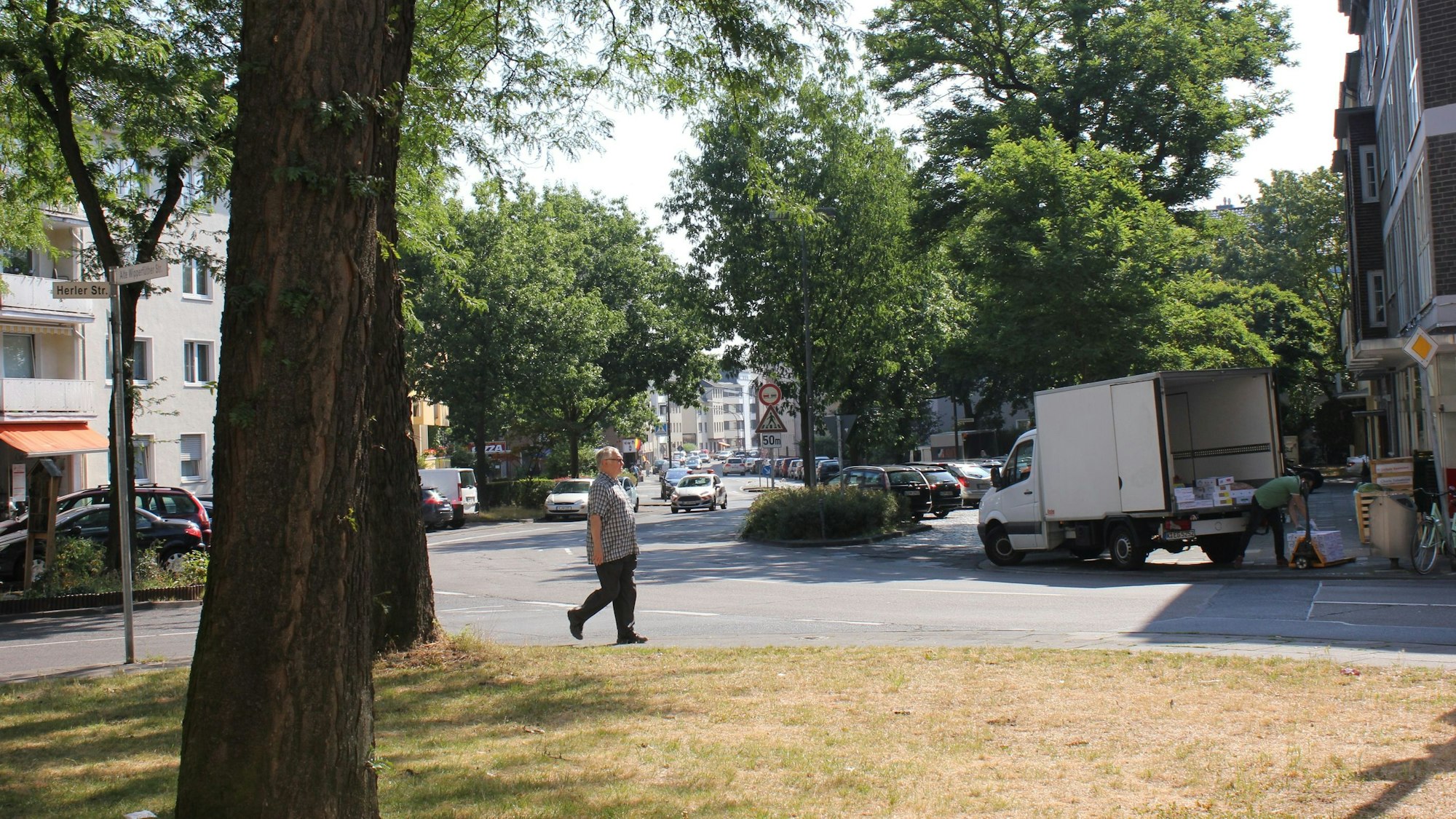 Ein Mann läuft über die Straße.