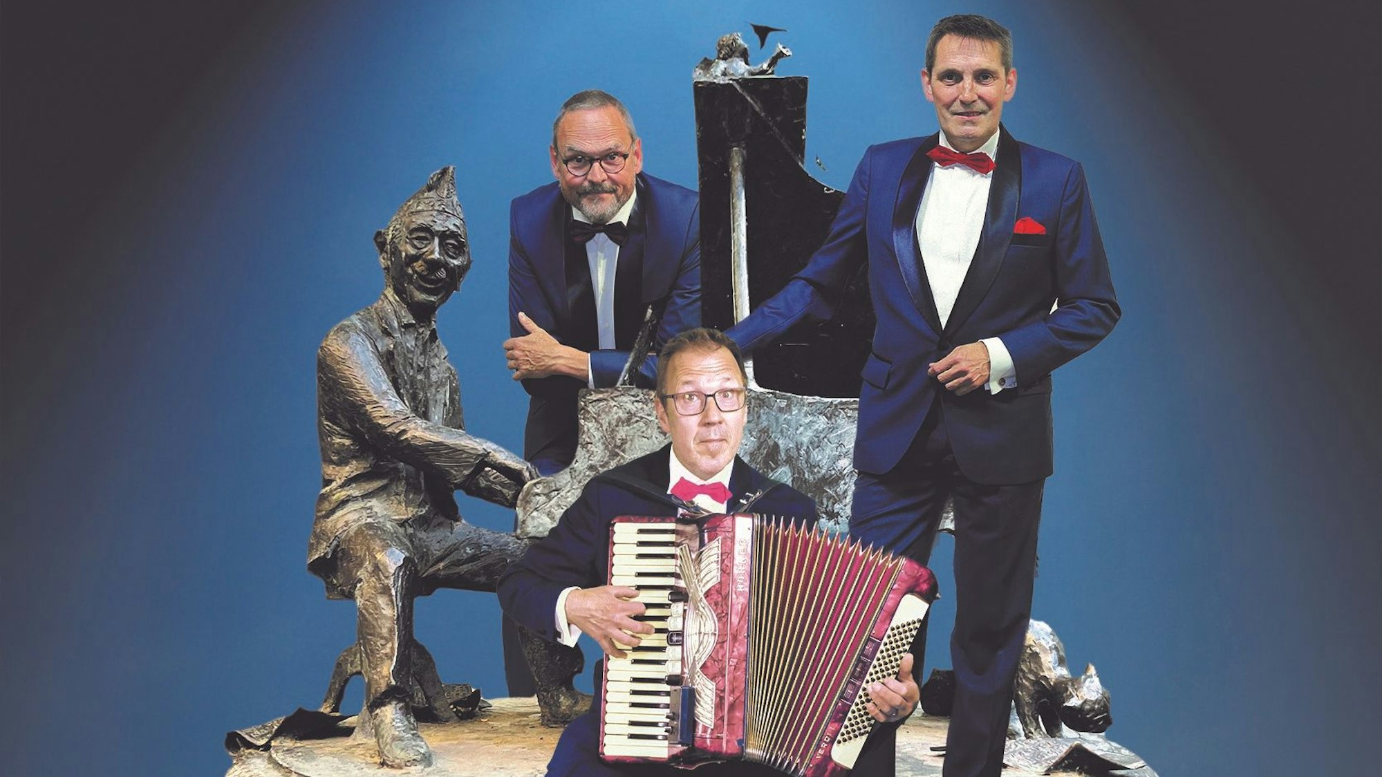 Volker Hein, HP Katzenburg und Johannes Fromm mit einer Figur von Jupp Schmitz