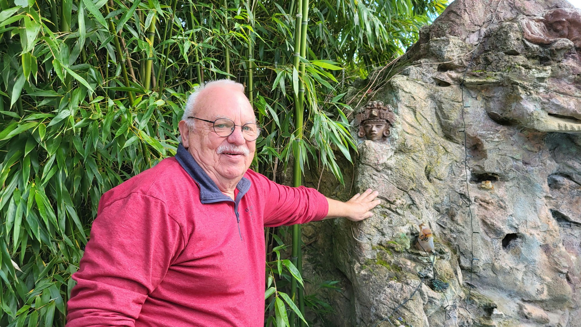 Knut Nobiling hat im Phantasialand viele Jahre als Bühnenbildner, Theaterplastiker und Theatermaler gearbeitet.