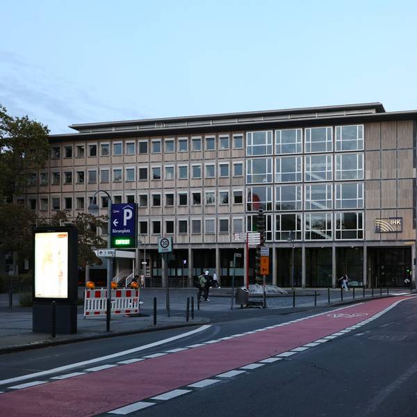 07.10.2023
Köln:
Das Gebäude der IHK Köln (Industrie- und Handelskammer) an der Straße „Unter Sachsenhausen“. Die IHK wird ihren Stammsitz bald wegen der Sanierung verlassen und für mehrere Jahre in ein Interim ziehen.
Unter Sachsenhausen 10
Foto: Martina Goyert