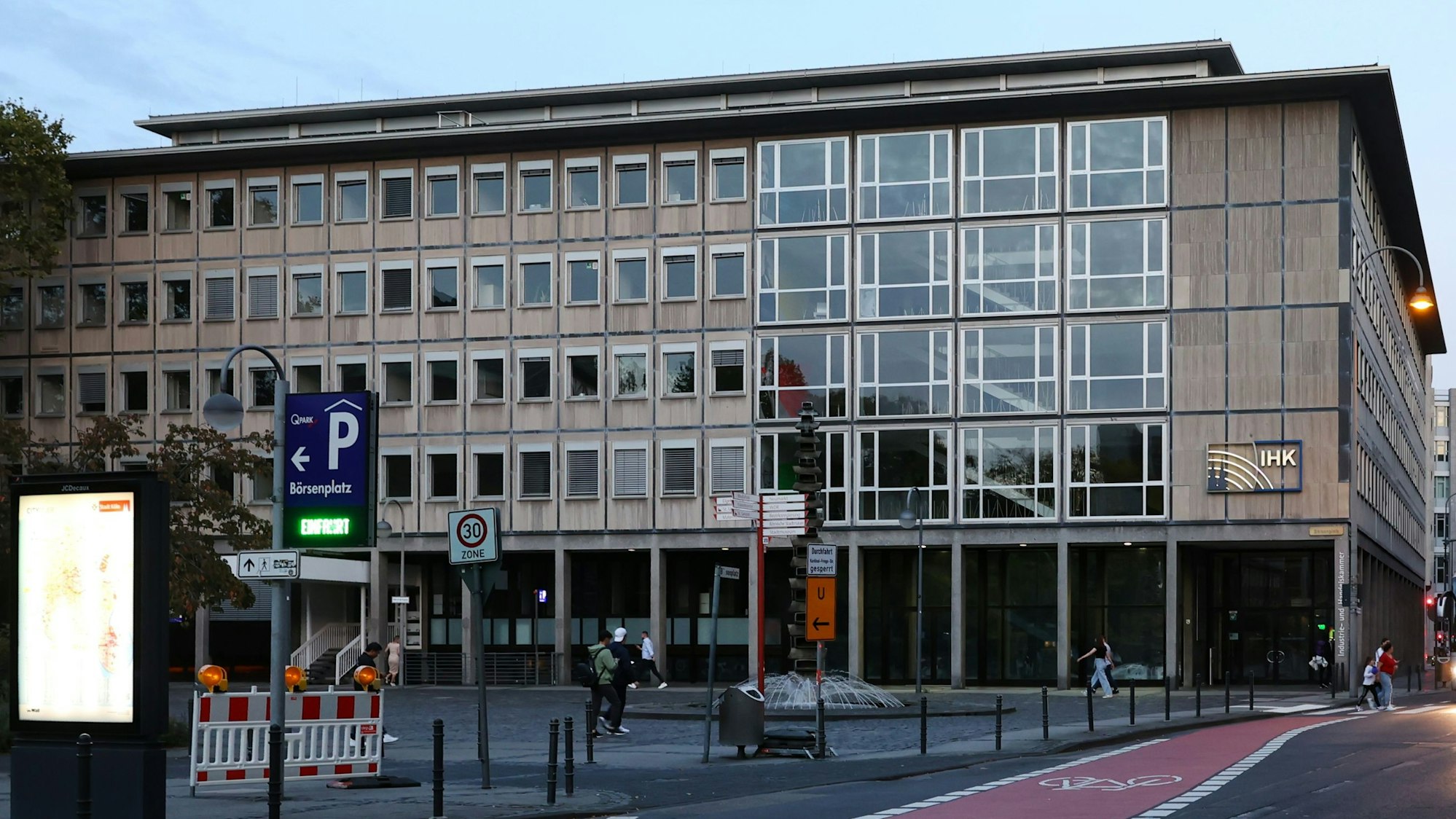07.10.2023
Köln:
Das Gebäude der IHK Köln (Industrie- und Handelskammer) an der Straße „Unter Sachsenhausen“. Die IHK wird ihren Stammsitz bald wegen der Sanierung verlassen und für mehrere Jahre in ein Interim ziehen.
Unter Sachsenhausen 10
Foto: Martina Goyert