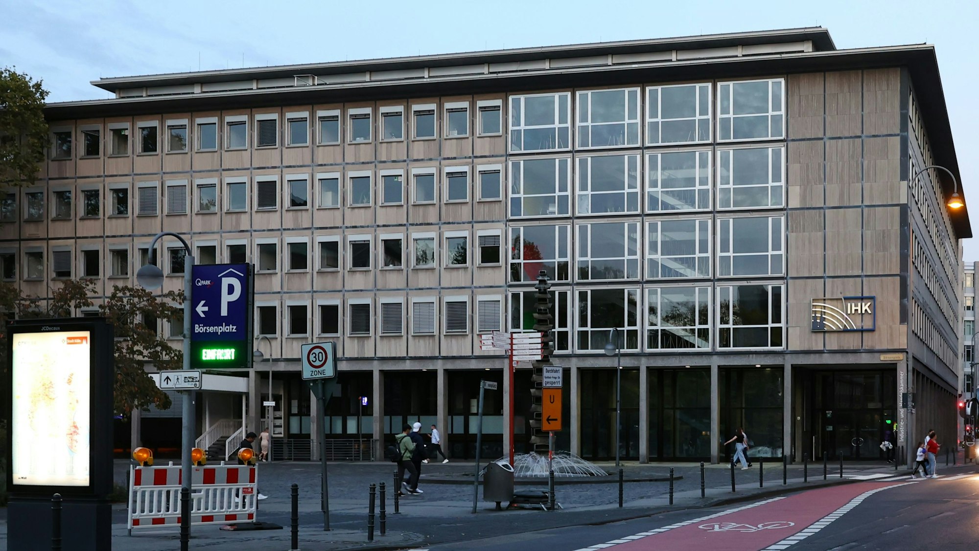 07.10.2023
Köln:
Das Gebäude der IHK Köln (Industrie- und Handelskammer) an der Straße „Unter Sachsenhausen“. Die IHK wird ihren Stammsitz bald wegen der Sanierung verlassen und für mehrere Jahre in ein Interim ziehen.
Unter Sachsenhausen 10
Foto: Martina Goyert