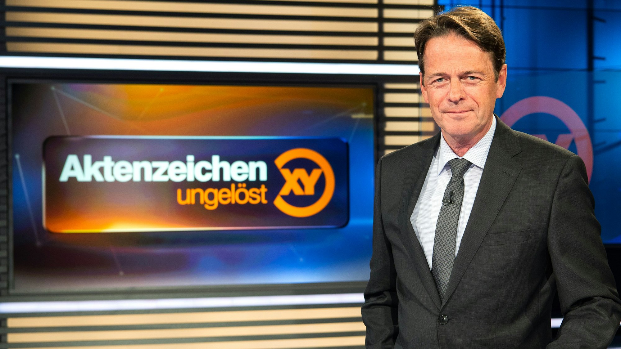 ZDF-Moderator Rudi Cerne im Studio der Sendung „Aktenzeichen XY... ungelöst“.