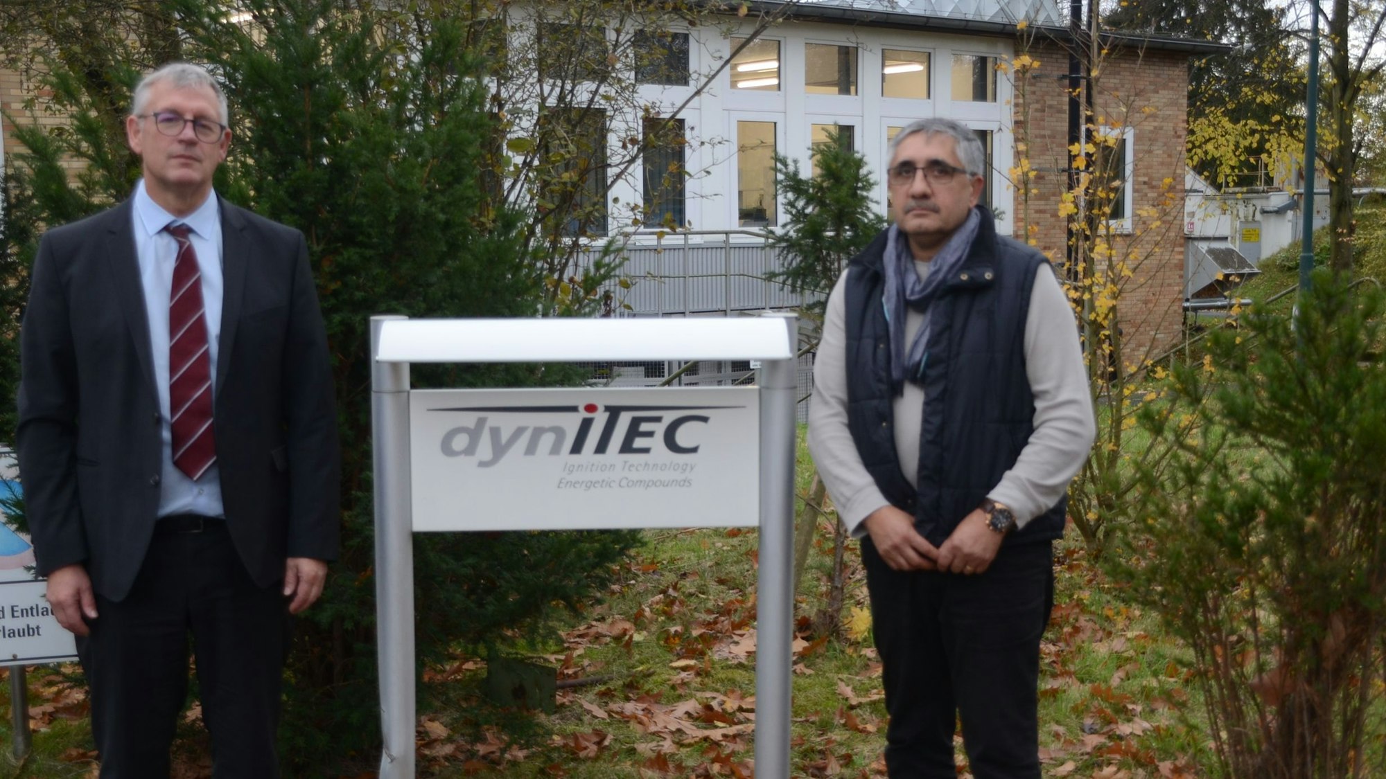 Über Hintergründe des Grunstückskaufs in Troisdorf informierten Thoma Bodenmüller aus dem Vorstand von Diehl Defence (links) und Metin Bozkurt, Vorsitzender des Betriebsrats bei DynITEC. Beide sind neben dem Unternehmensschild zu sehen.