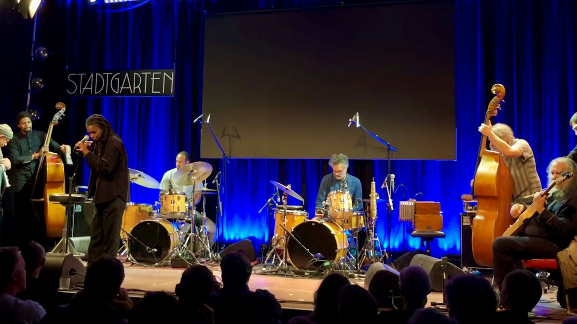 Das Jazz-Kollektiv Irreversible Entanglements mit Gästen beim Konzert für Pharoah Sanders im Stadtgarten am 13.11. 2023.